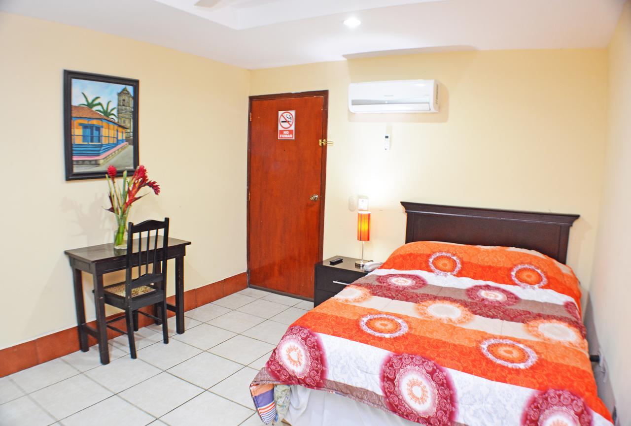 Hotel Plaza Cosiguina Чинандега Екстериор снимка